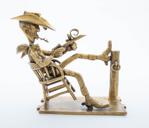 Lucky Luke auf 100 Exemplare limitierte Bronze Skulptur, Motiv schaukelt und holzschnitzend